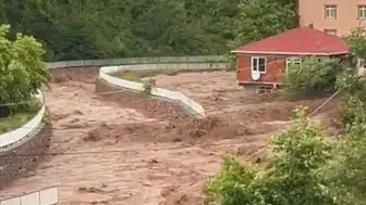 Kastamonu Cide’de dere duvarı yıkıldı evleri su bastı