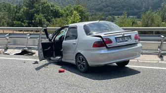Edremit yolunda sürücünün kontrolü kaybettiği otomobil refüje çarptı