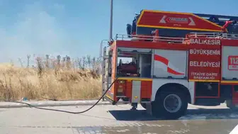 Susurluk merkezinde çıkan ot yangını kısa süreli panik yarattı