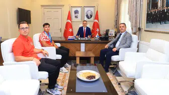 Dünya şampiyonu kanocu Rahmi Kaan Karahan Muğla'da ödüllendirildi