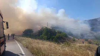 İnegöl'de güneş enerjisi sahasında başlayan yangın tarlaları küle çevirdi