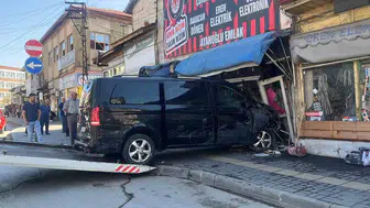 Çorum'da kontrolden çıkan minibüs beş aracı hurdaya çevirdi