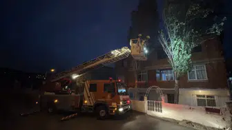 Maltepe’de fırtına ağacı binaya devirdi