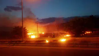 Van'da akşam vakti çıkan yangın evleri tehdit etti