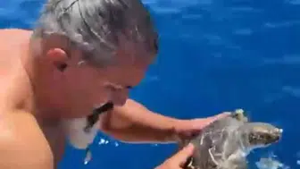 Alanya açıklarında çuvala dolanan caretta caretta son anda kurtarıldı