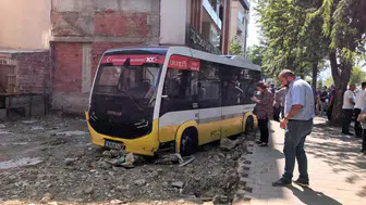 İnegöl'de minibüs dehşeti kaldırım boş olunca facia önlendi