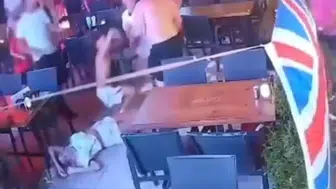 Marmaris tatilinde restoranda şiddet anları kameraya yansıdı