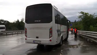 Eyüpsultan yolunda servis aracı bariyerlere çarptı