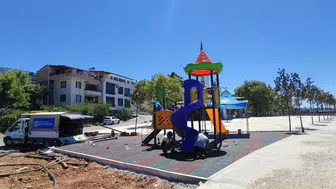 Gölcük Ulaşlı Sahili yeni çocuk oyun alanına kavuşuyor