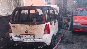 Van'da park halindeki araç aniden alev aldı