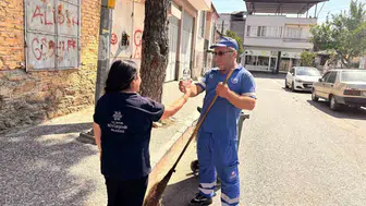 Aydınlı işçiler kavurucu sıcaklarda buz gibi suyla serinliyor