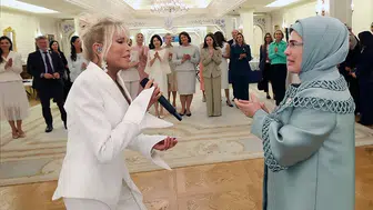 Emine Erdoğan'ın konukları için sahneye çıktı: Ajda Pekkan'dan zirvede çok dilli şov