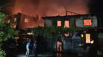 Bilecik'te iki ahşap ev alevlere teslim oldu