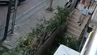 Avcılar sokaklarında duba kavgası kameraya yansıdı