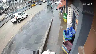 Ankara'da sağanak yolu yuttu Araç çukura düştü