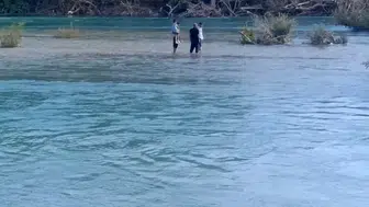 Manavgat Irmağı'nda baraj suyu dört kişiyi adacıkta sıkıştırdı
