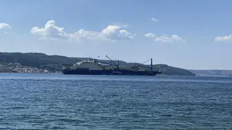 Dev boru döşeme gemisi Çanakkale Boğazı’nı trafiğe kapattı