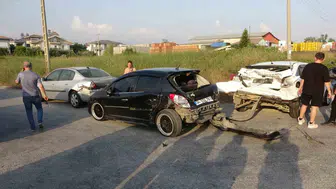 Manavgat yolunda zincirleme kaza 6 turist yaralandı