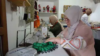 Trabzon'da sandıktaki kumaşlar bez bebeğe dönüşüyor