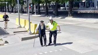 Kastamonu'da bir trafik polisinin yaşlı adama şefkatli dokunuşu