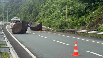 Rize’de dev kayalar Karadeniz Sahil Yolu’nu kapattı