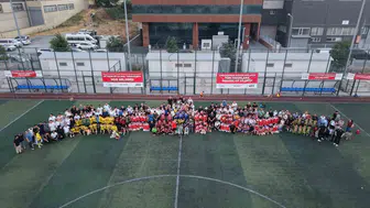 Esenyurtlu minik futbolcular sahada şampiyonluk coşkusu yaşadı