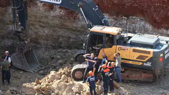 Denizli’de inşaat sahasında toprak altında kalan operatör hayatını kaybetti