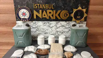 Fatih’teki bir eve baskın düzenleyen polis 49 kilo uyuşturucu yakaladı