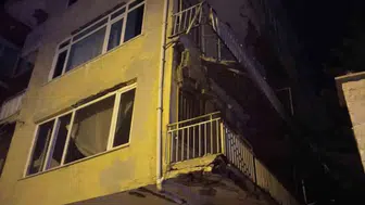 Üsküdar’da eski binanın balkonu gece yarısı büyük gürültüyle çöktü