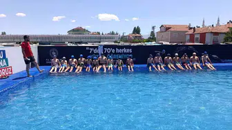 Tomarza’da çocuklar yazı havuzda sporla değerlendiriyor