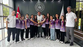 Minik basketbolcular şampiyonluk kupasıyla müdürün kapısını çaldı