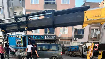 İnegöl'de ev taşıma asansörü park halindeki minibüsün üstüne düştü