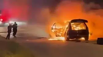 Muş'ta seyir halindeki araç bir anda alev topuna döndü