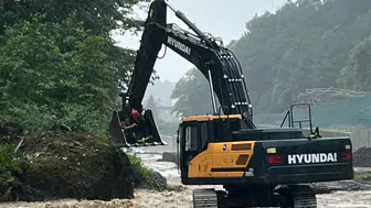 Rize’de çay bahçesinde mahsur kalan vatandaşı kepçe kurtardı