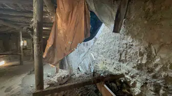 Kars'ta şiddetli yağış köy evinin ahırını yıktı