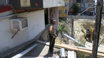 Küçükçekmece'de bina çöktü mahsur kalanlar var