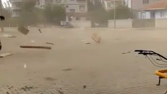 Tokat’ta fırtınanın savurduğu çatılar şehri birbirine kattı
