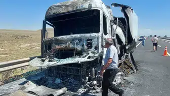 Konya yolunda sebze yüklü tır alevlere teslim oldu