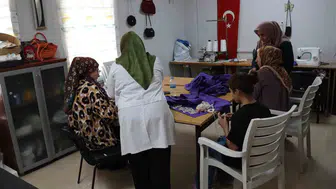 Şanlıurfa'da kadınlar Millet Evleri ile hem öğreniyor hem kazanıyor