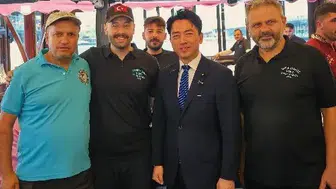 Japon Savunma Bakanı Eminönü’nde balık ekmek molası verdi