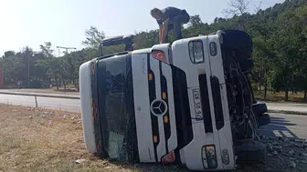 Taşova'da devrilen tır trafiği kilitledi