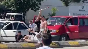 Sakarya trafiğinde sopalı ve taşlı kavga kamerada