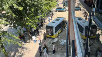 İnegöl'de kontrolden çıkan minibüs dükkana daldı