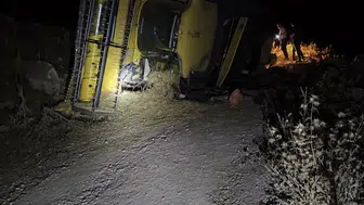 Siirt Kurtalan’da tarladan dönen biçerdöver yola devrildi