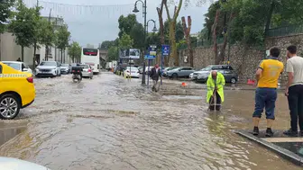 İstanbul sağanağa teslim oldu Çırağan Caddesi su altında kaldı