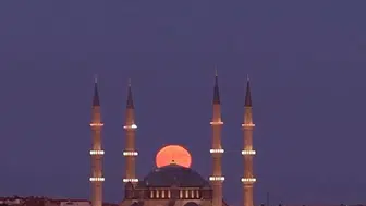 Selimiye Camii üzerinde beliren dolunay kartpostallık görüntüler oluşturdu