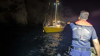 Kuşadası açıklarında mahsur kalan iki kişi kurtarıldı