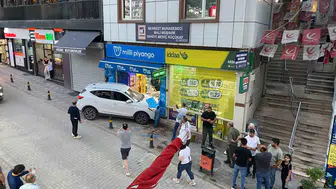 Artvin’de otoparktan çıkan araç iş yerine daldı