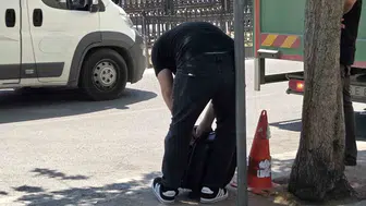 Samsun sokaklarında unutulan valiz çevredeki vatandaşları endişelendirdi