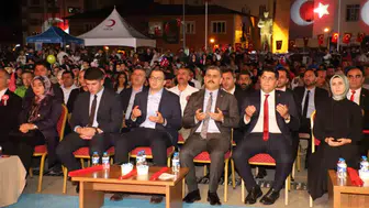 Hakkarililer demokrasi nöbetinde meydanları doldurdu